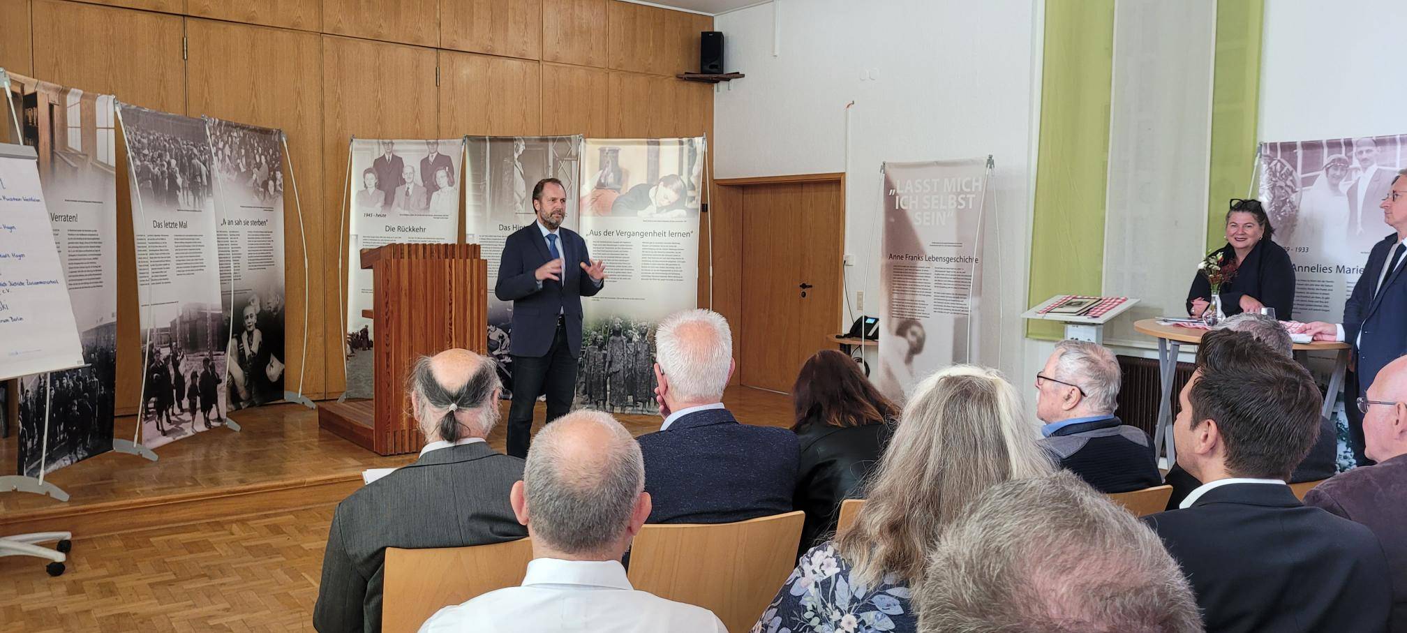 "Lasst mich ich selbst sein..." Ausstellung über Anne Frank in der JVA