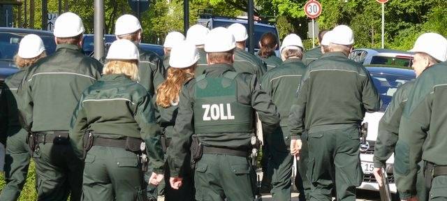 Zollbeamtinnen und Zollbeamte auf dem Weg zum Einsatz (Archivbild)