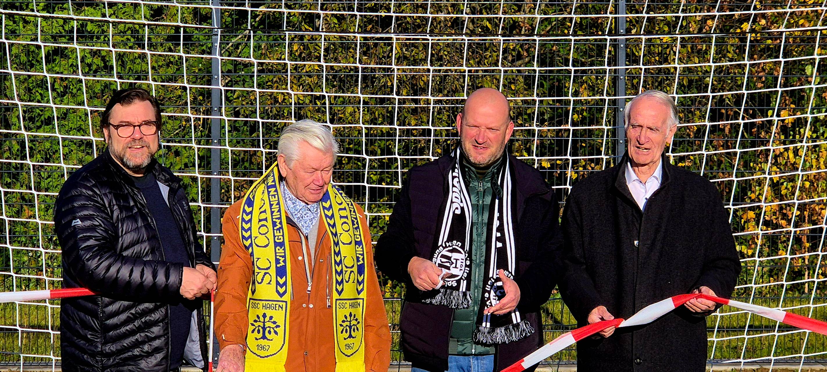 Neuer Kunstrasenplatz auf Emst eröffnet