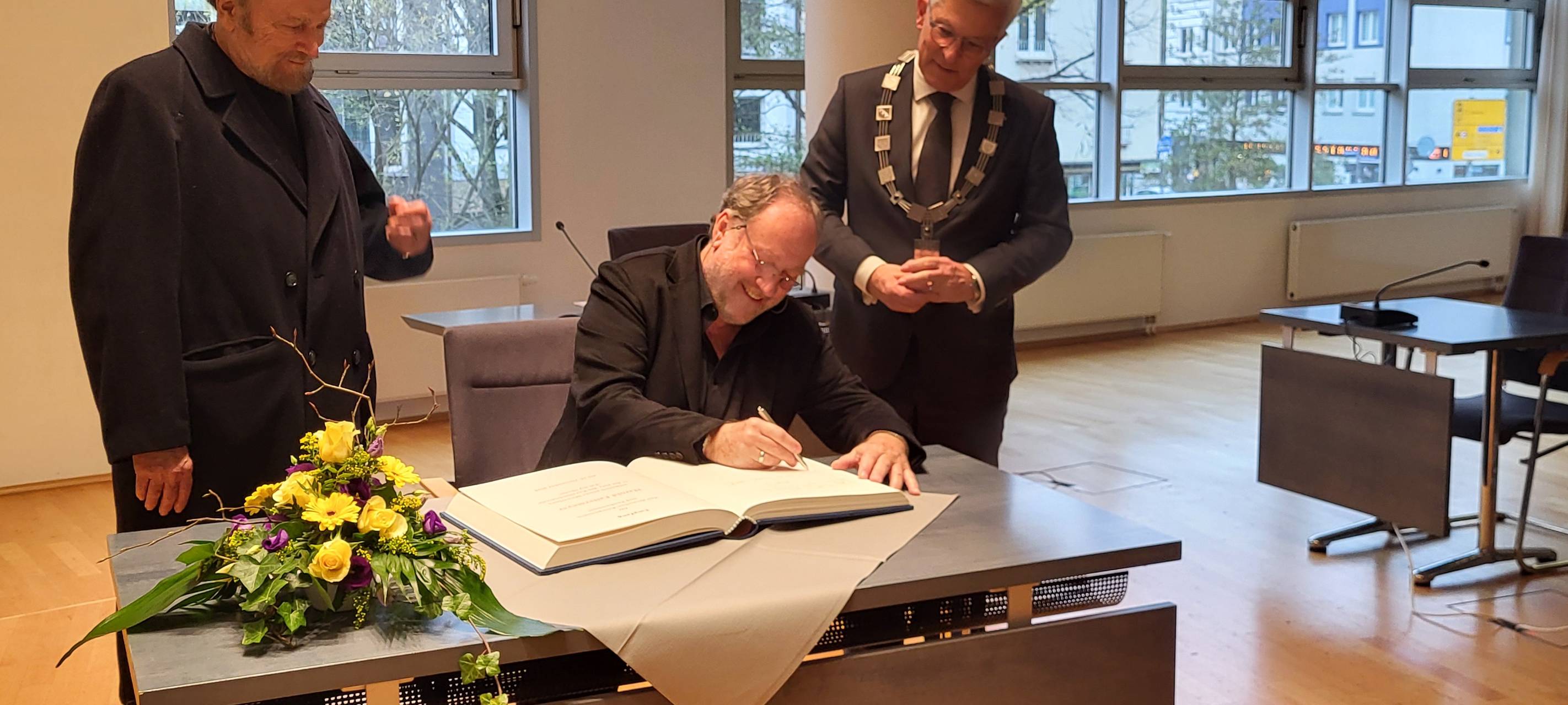 Neuer Eintrag im Goldenen Buch