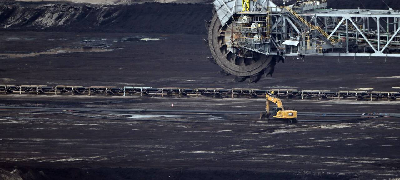 Bergbaumaschinen stehen im Tagebau Garzweiler