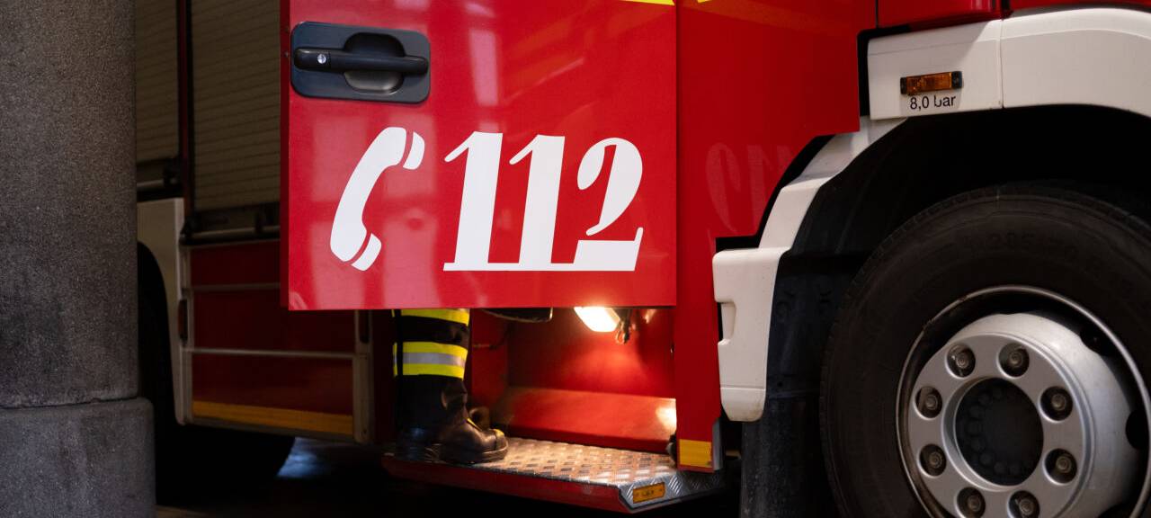 Auf einem Feuerwehrauto ist die Notrufnummer 112 zu erkennen.