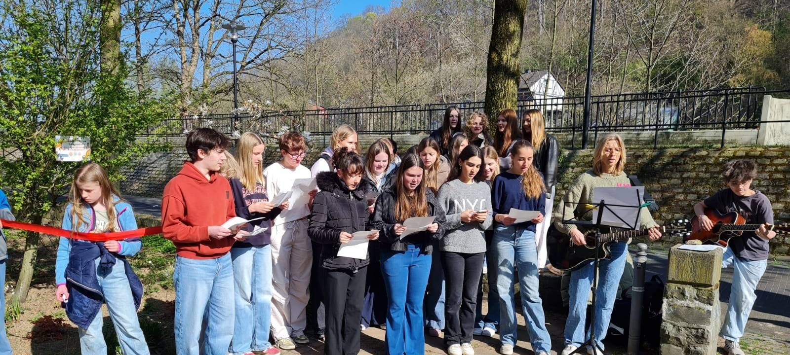 Schülerschaft zeigt grünen Daumen