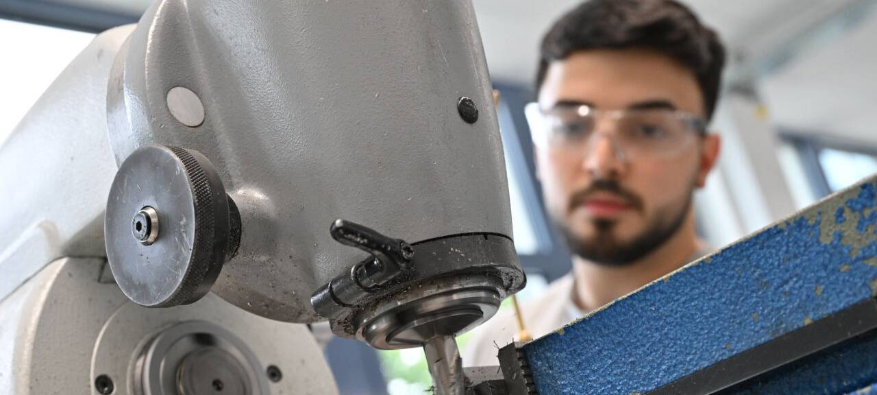 Auszubildende arbeiten während eines Pressetermin der Deutschen Bahn an einer Maschine