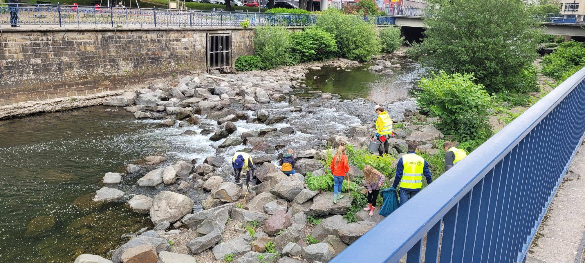 Rotary Clubs machen Volme sauber