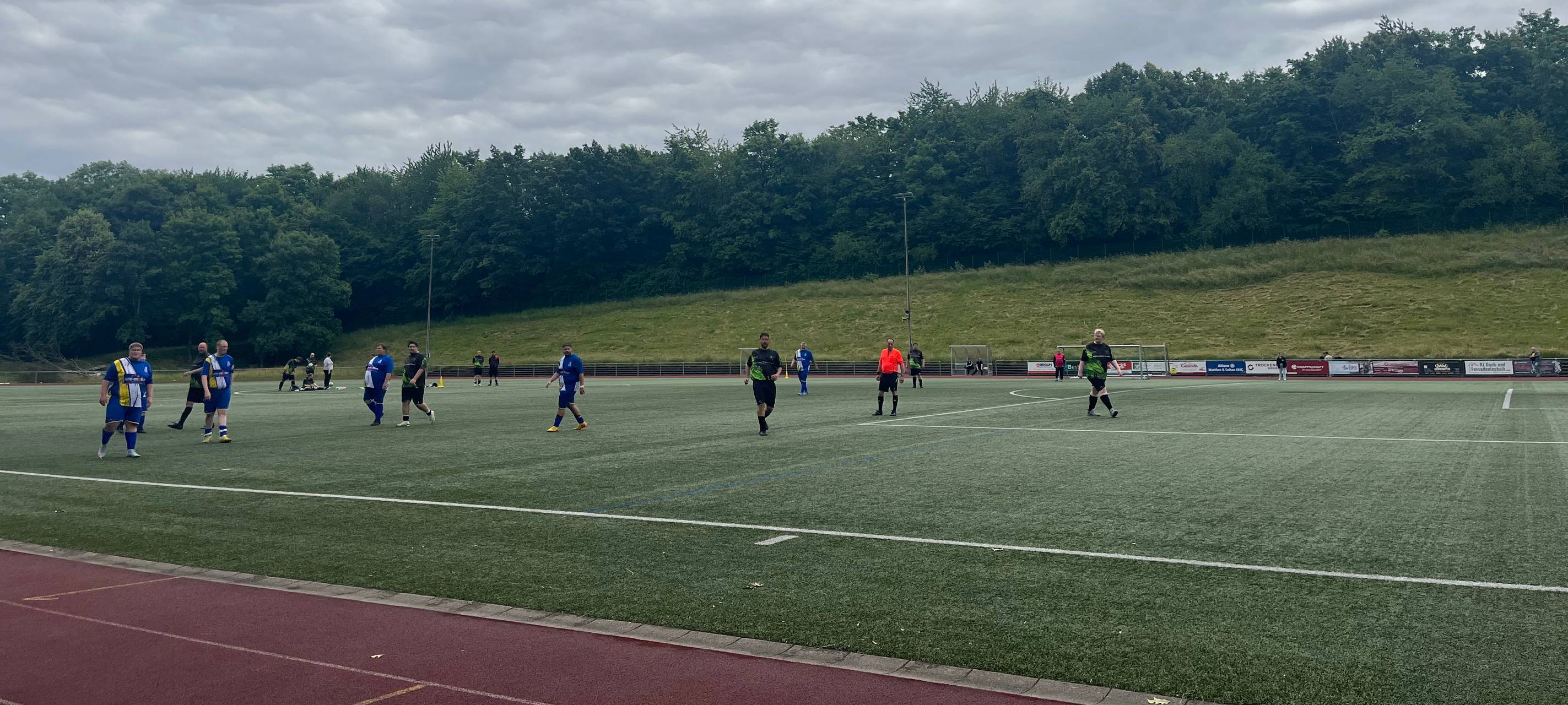 Heavy Bluewhite gegen TuS Ost Adipositas