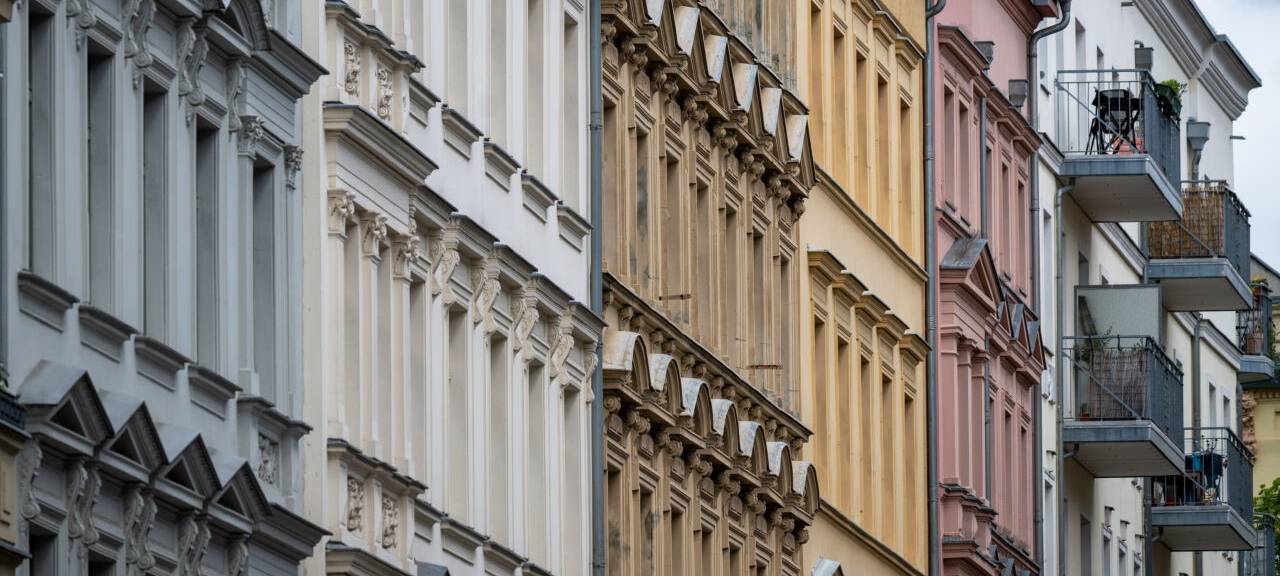 Blick auf sanierte Fassaden der Altbauwohnungen im Berliner Bezirk Prenzlauer Berg. (zu dpa: «Linke beklagt Mietwucher in Berlin»)
