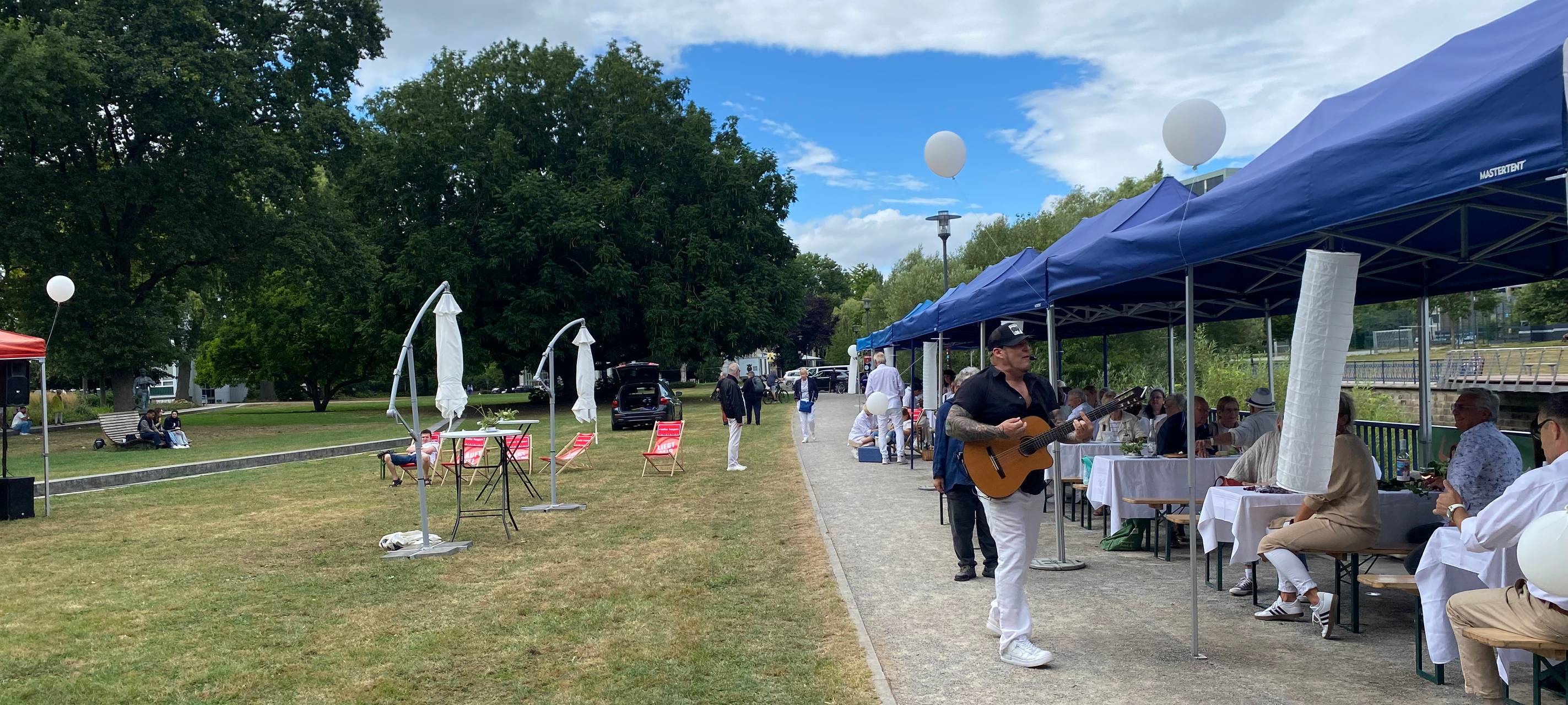 Picknick ganz in Weiß