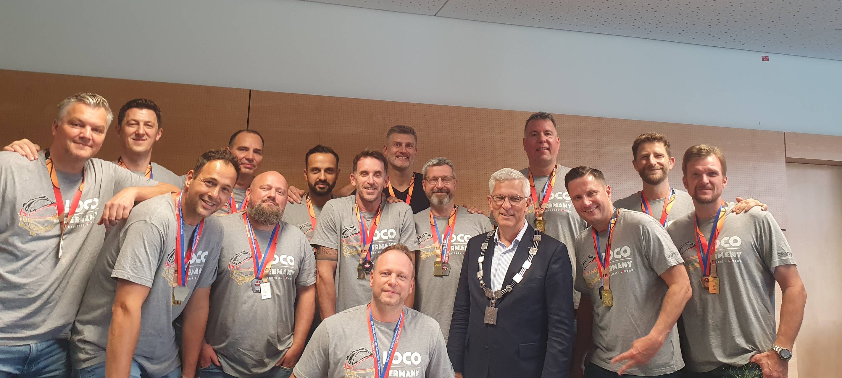 Sportler tragen sich ins goldene Buch ein