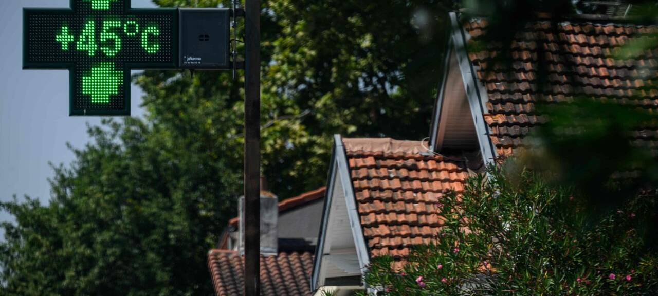 Ein Apothekenschild zeigt eine Temperatur von 45°C in Toulouse im Südwesten Frankreichs an