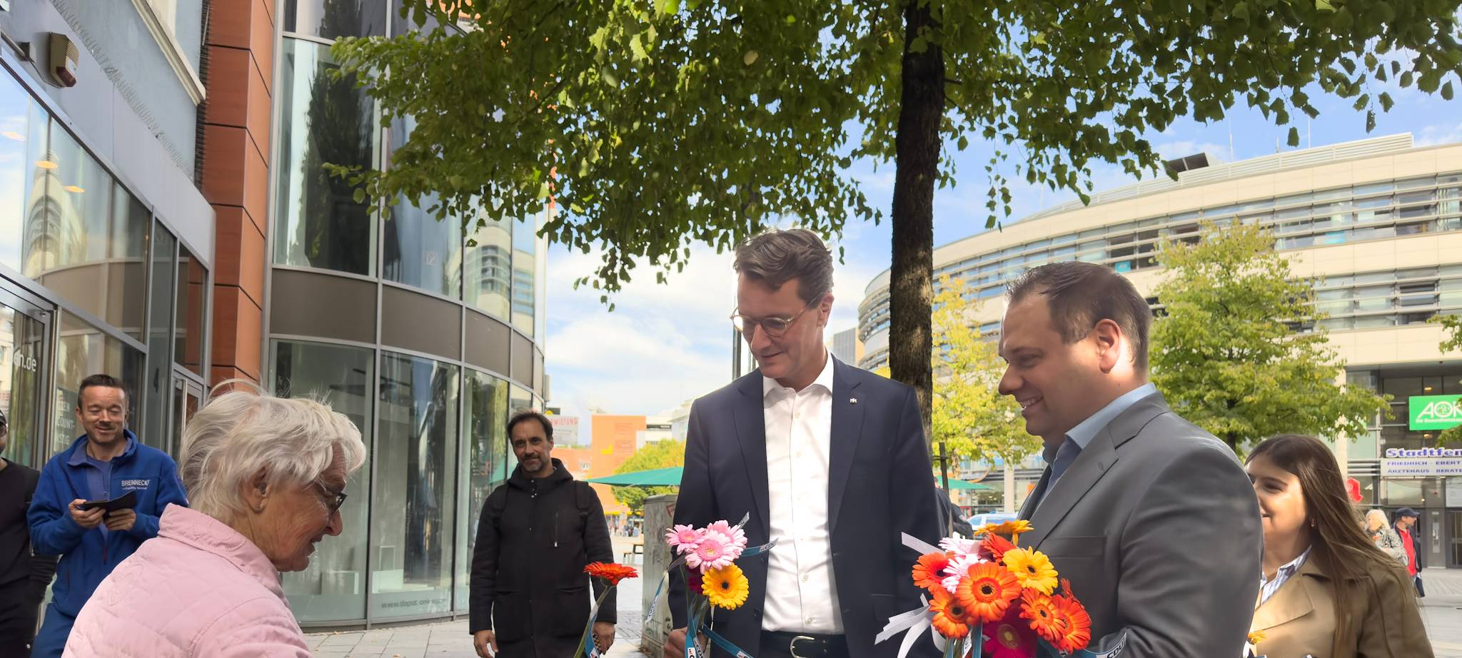 Wüst verteilt Blumen