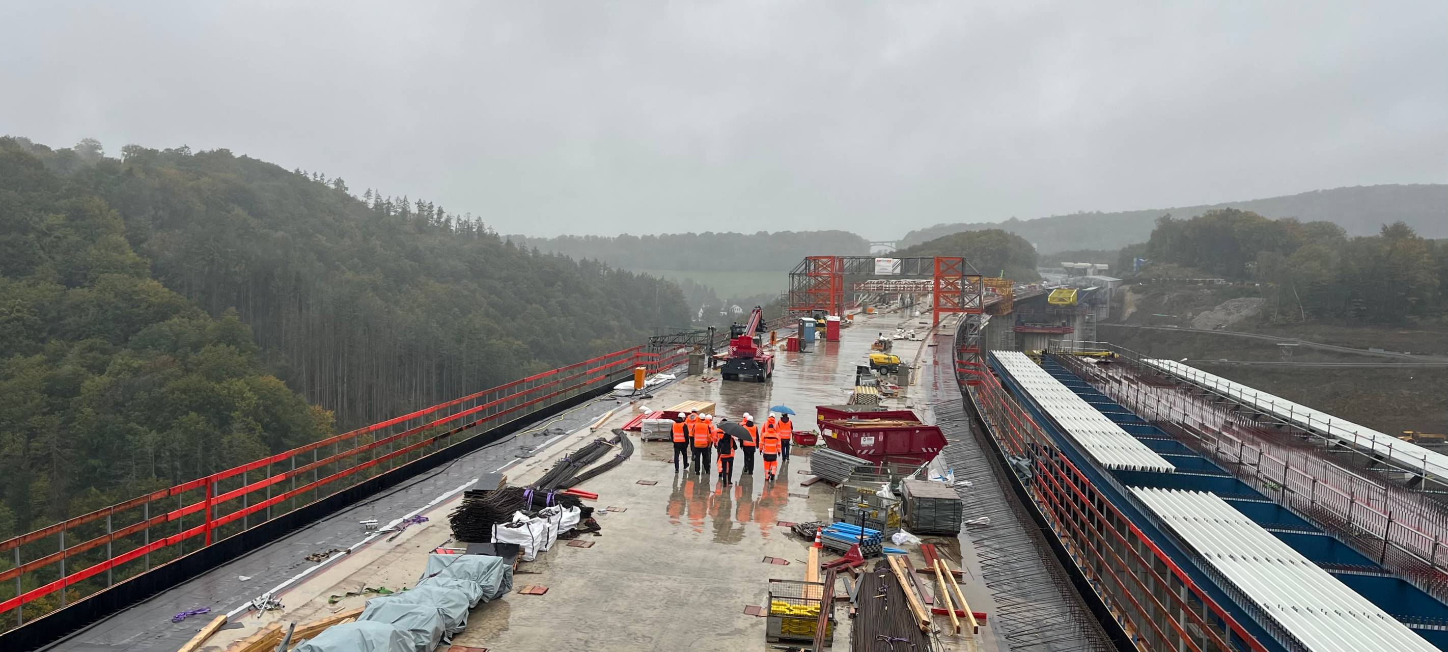 Bürgerfest auf der Rahmedetalbrücke trotz Regen
