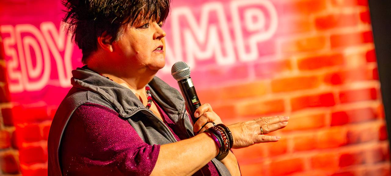 Das Comedy Camp 2025 startete in Unna in der Stadthalle. Auf der Bühne zu sehen: Ingrid Kühne.