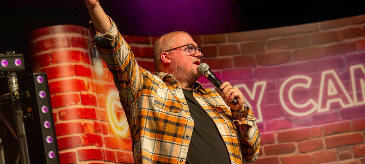 Das Comedy Camp 2025 war in Legden im Dorf Münsterland. Auf der Bühne zu sehen: Gastgeber Jürgen Bangert.