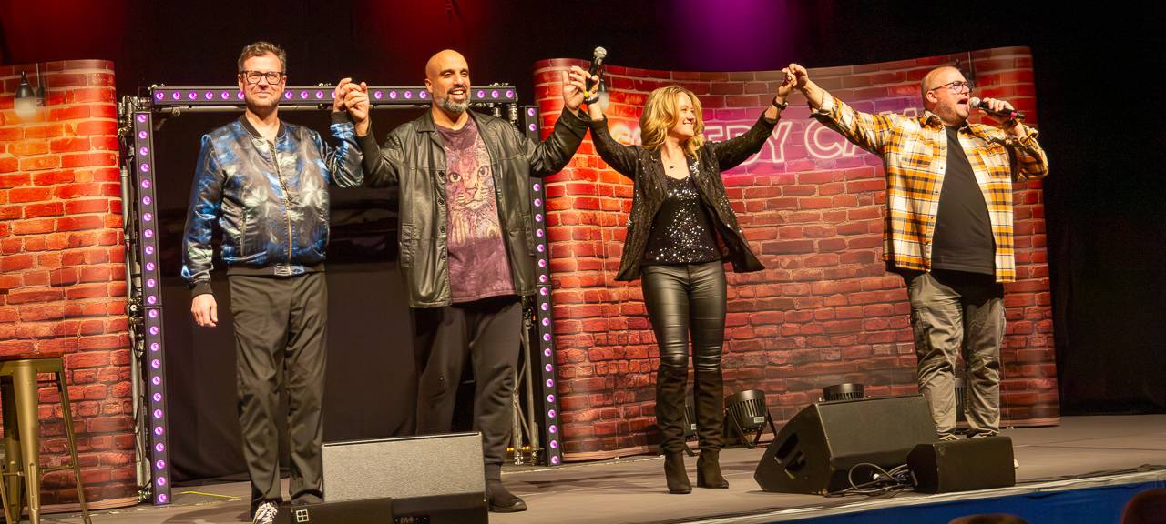 Das Comedy Camp 2025 war in Legden im Dorf Münsterland. Auf der Bühne zu sehen: Oli Hilbring, Abdelkarim, Lisa Feller und Jürgen Bangert