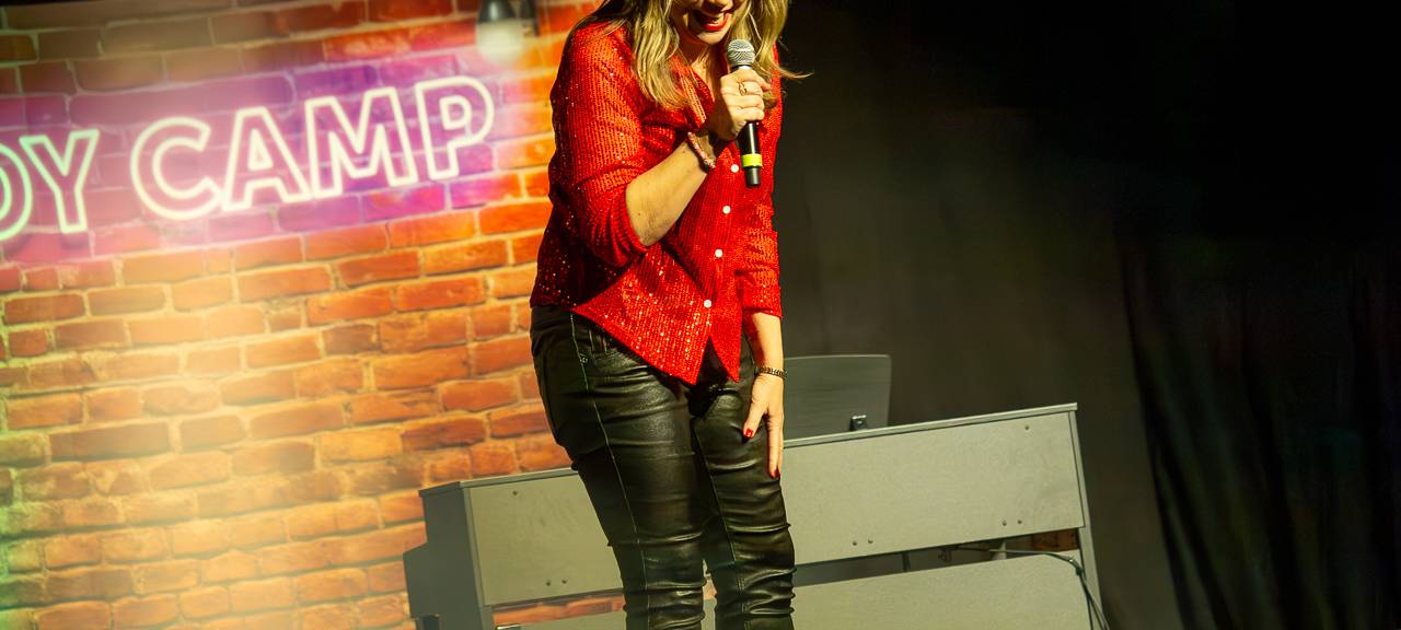 Das Comedy Camp 2025 war in Bergheim im MEDIO.RHEIN.ERFT. Auf der Bühne zu sehen: Mirja Regensburg.