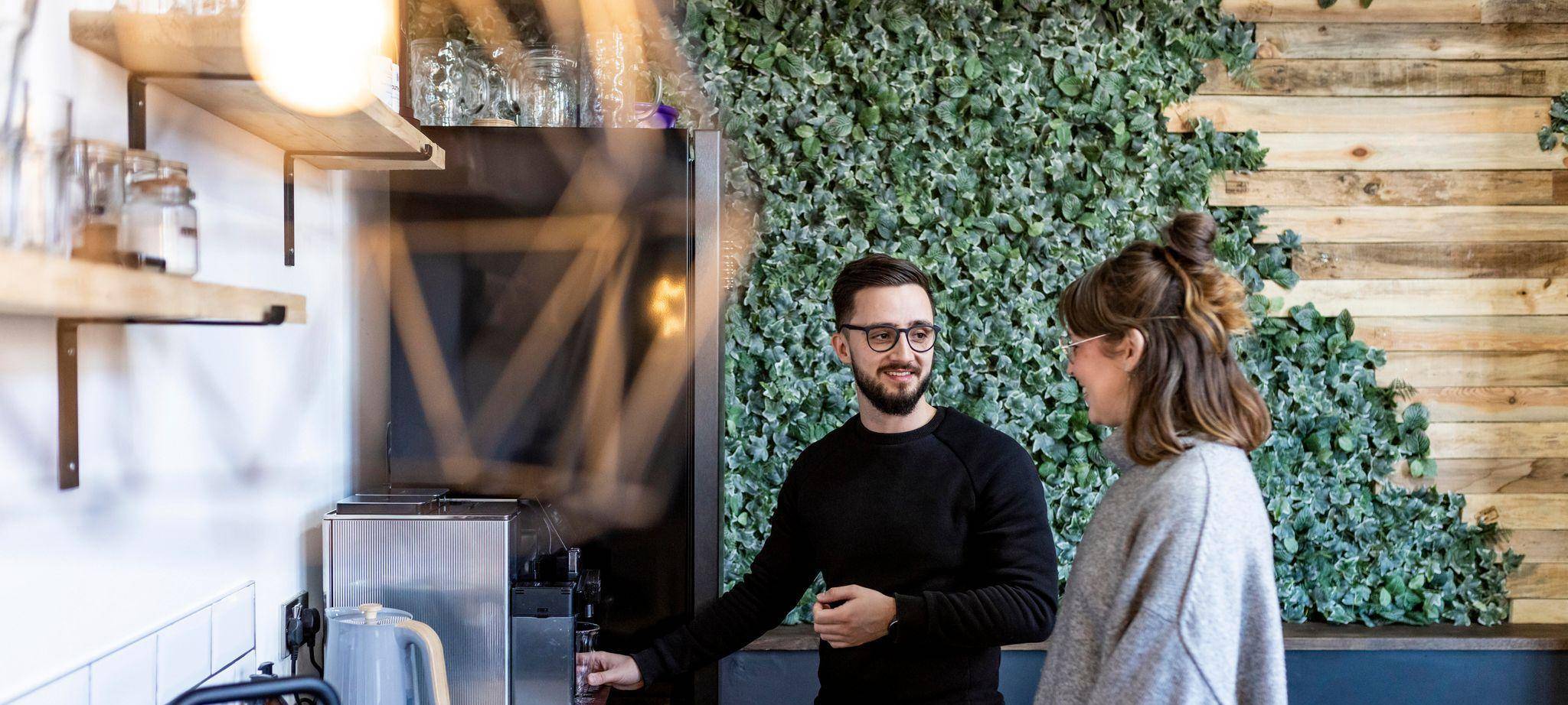 Kollegen unterhalten sich in der Kaffeeküche