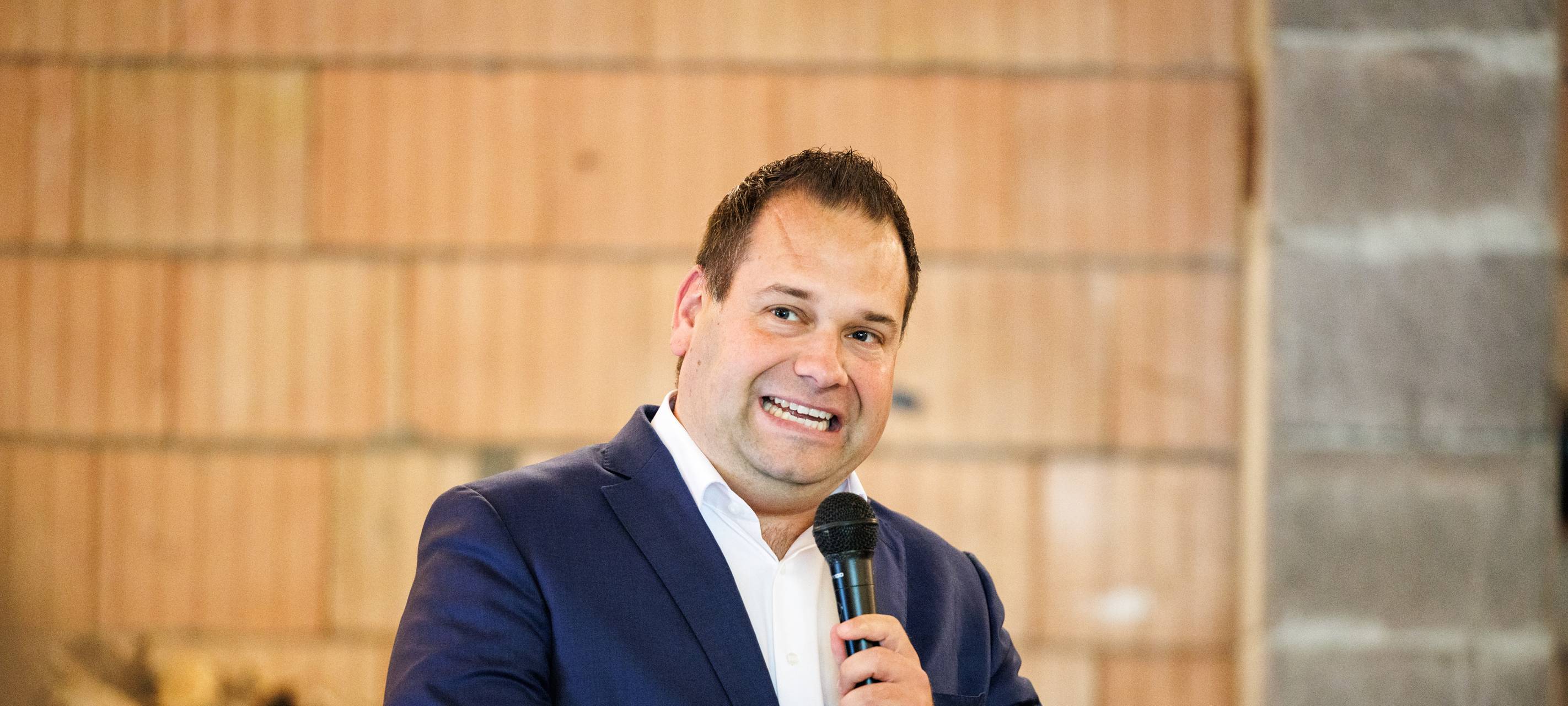 Weihnachtsbaumkönigin eröffnet Christbaum-Saison in Hagen