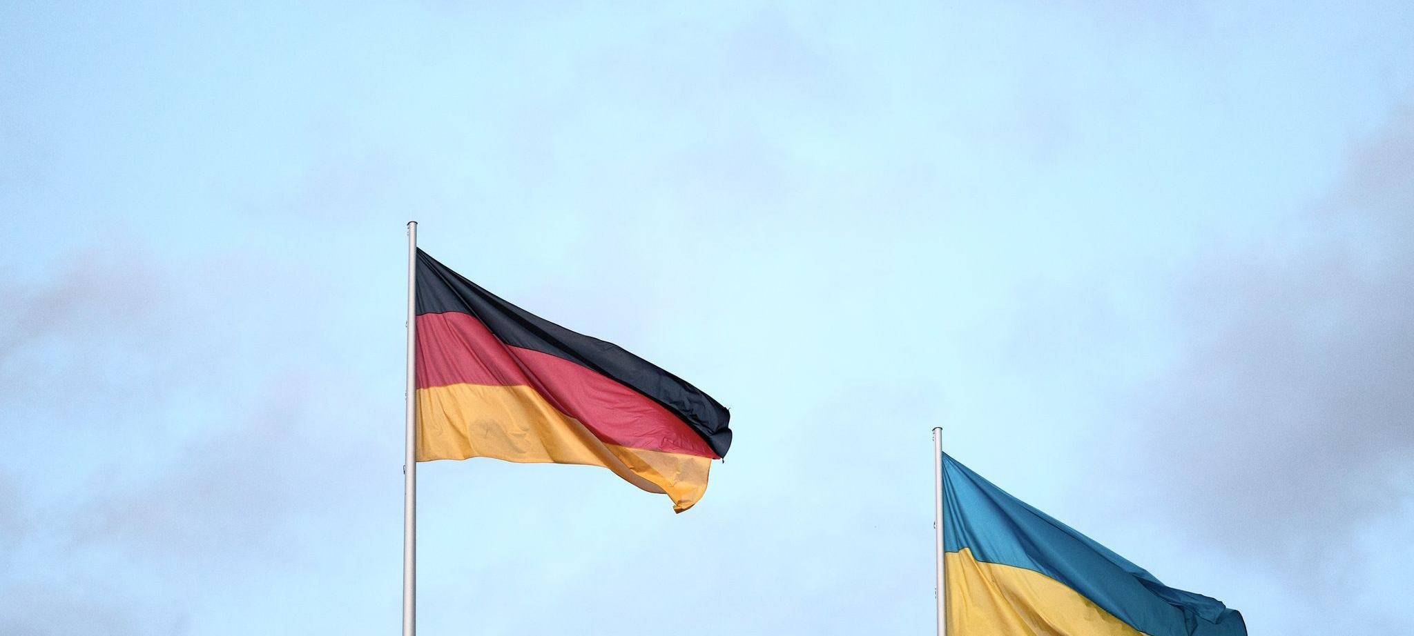 Deutsche und ukrainische Flagge