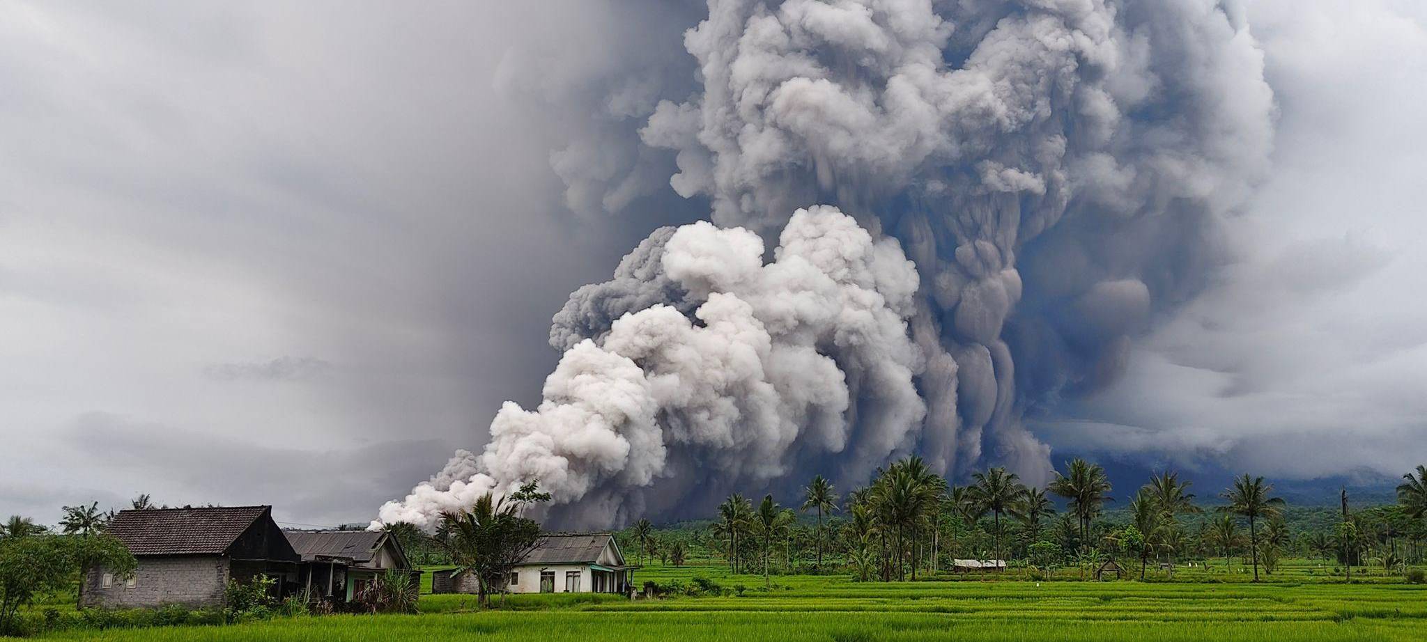 Vulkan Semeru in Indonesien spuckt Aschesäule