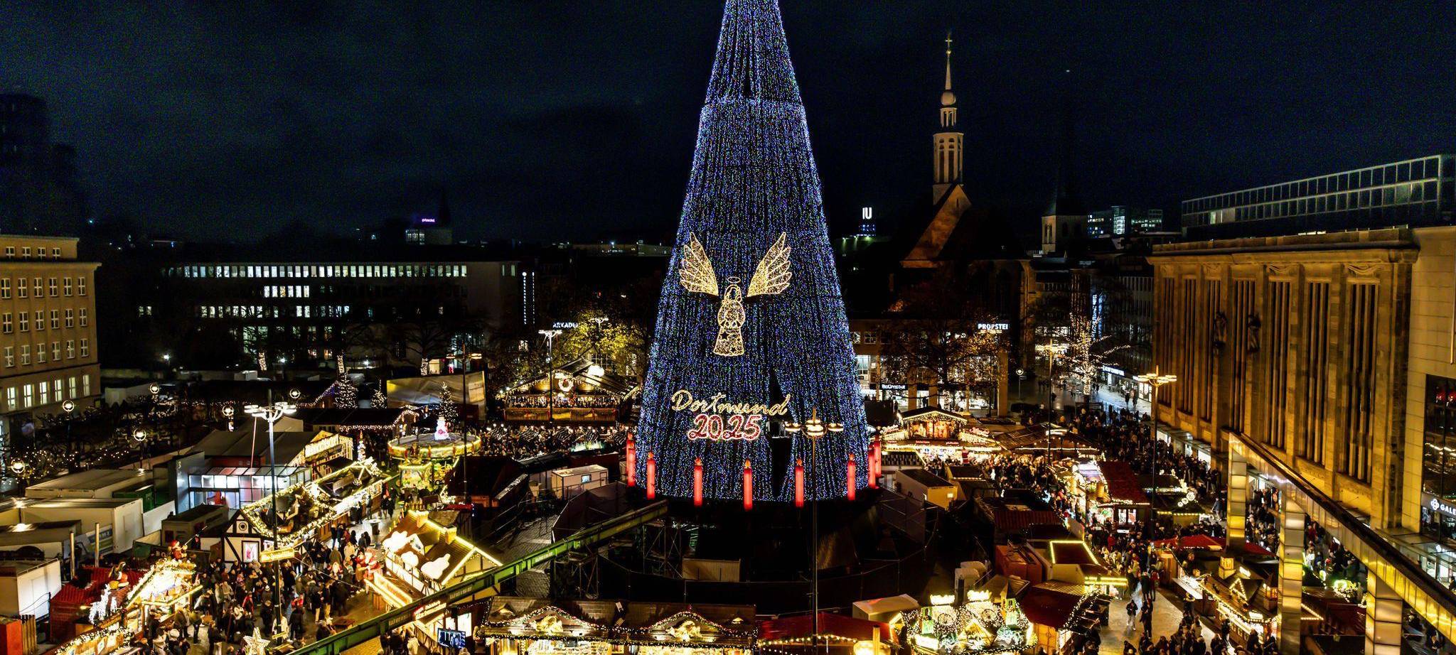 Riesiger Weihnachtsbaum auf dem Dortmunder Weihnachtsmarkt
