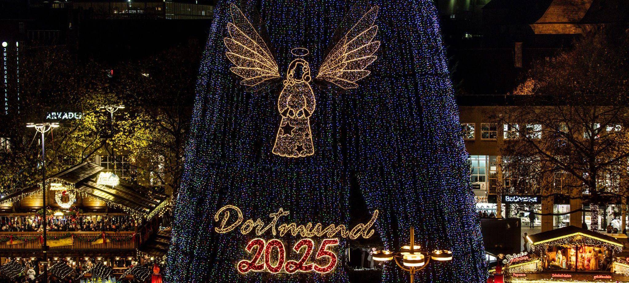 Riesiger Weihnachtsbaum auf dem Dortmunder Weihnachtsmarkt