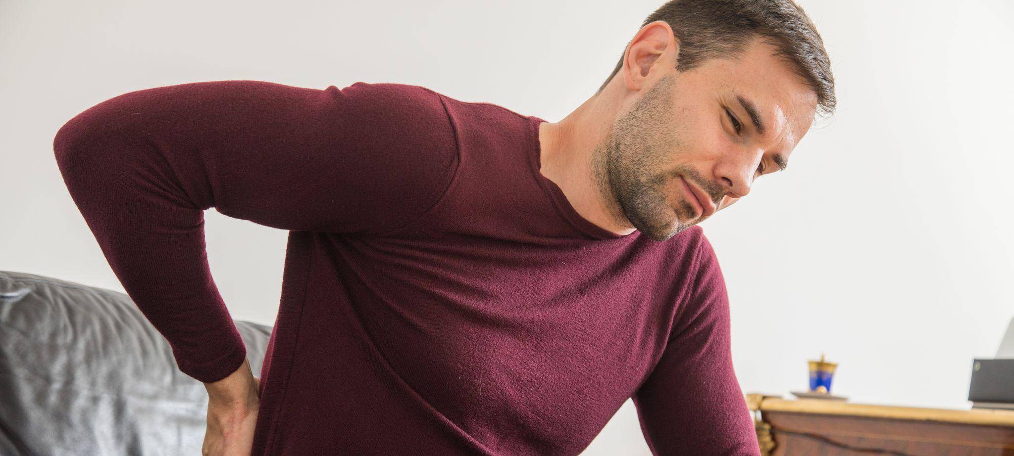 Ein Mann hat Rückenschmerzen