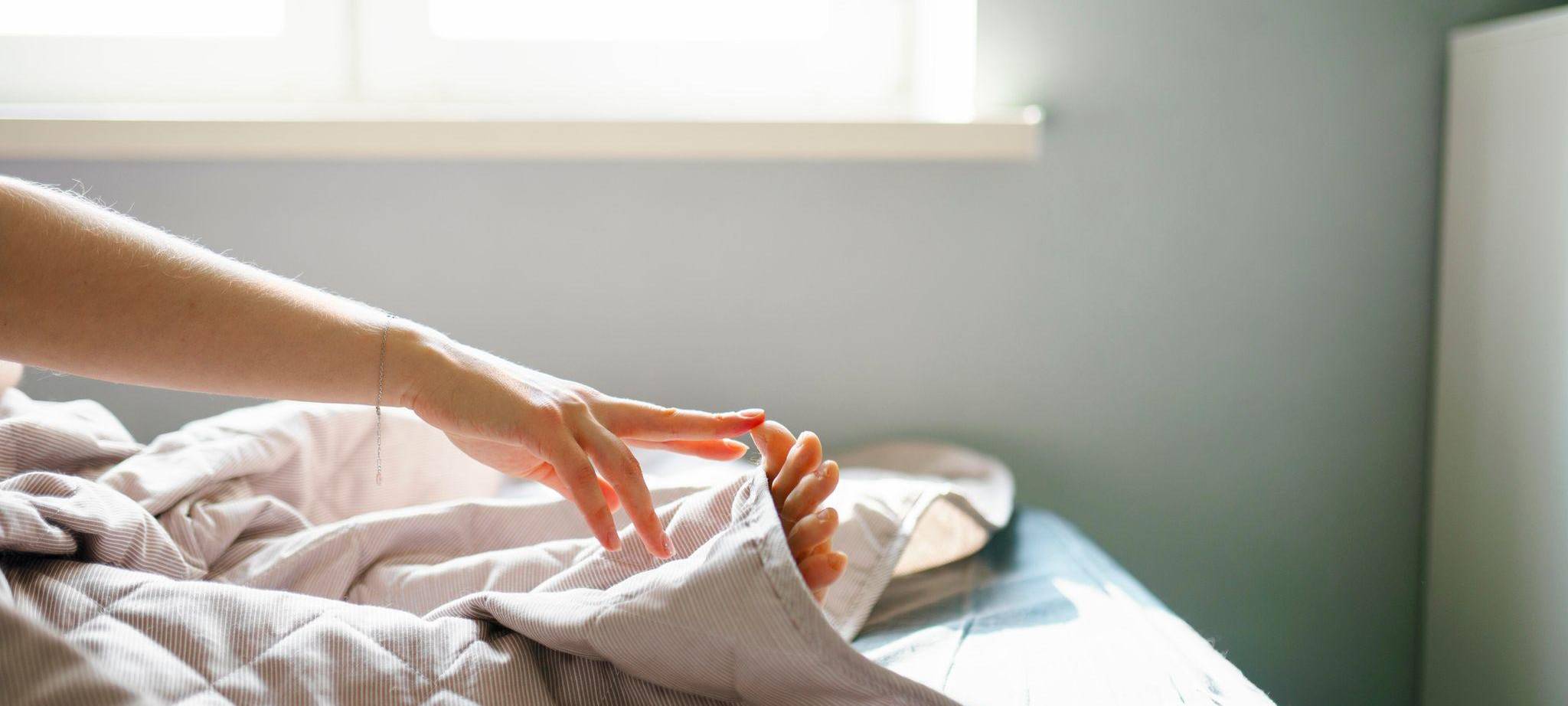 Eine Frau berührt ihre Zehen mit ihren Fingern