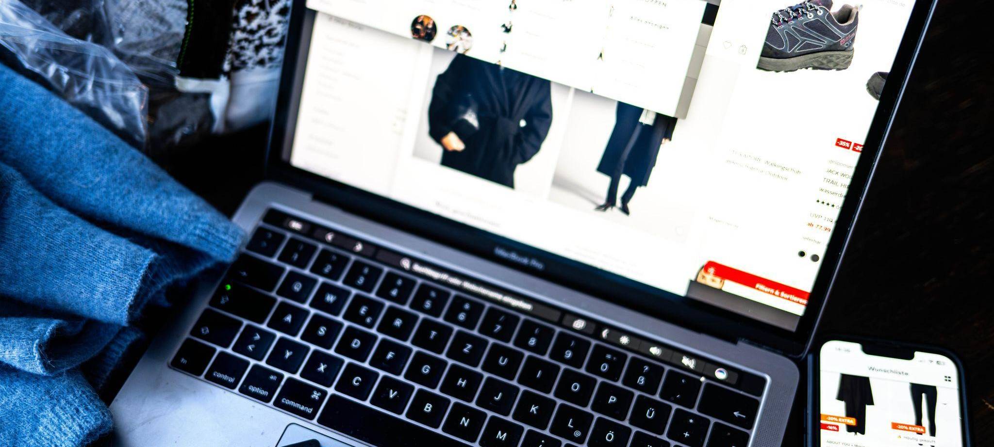 Verschiedene Online-Shops sind auf einem Laptop geöffnet