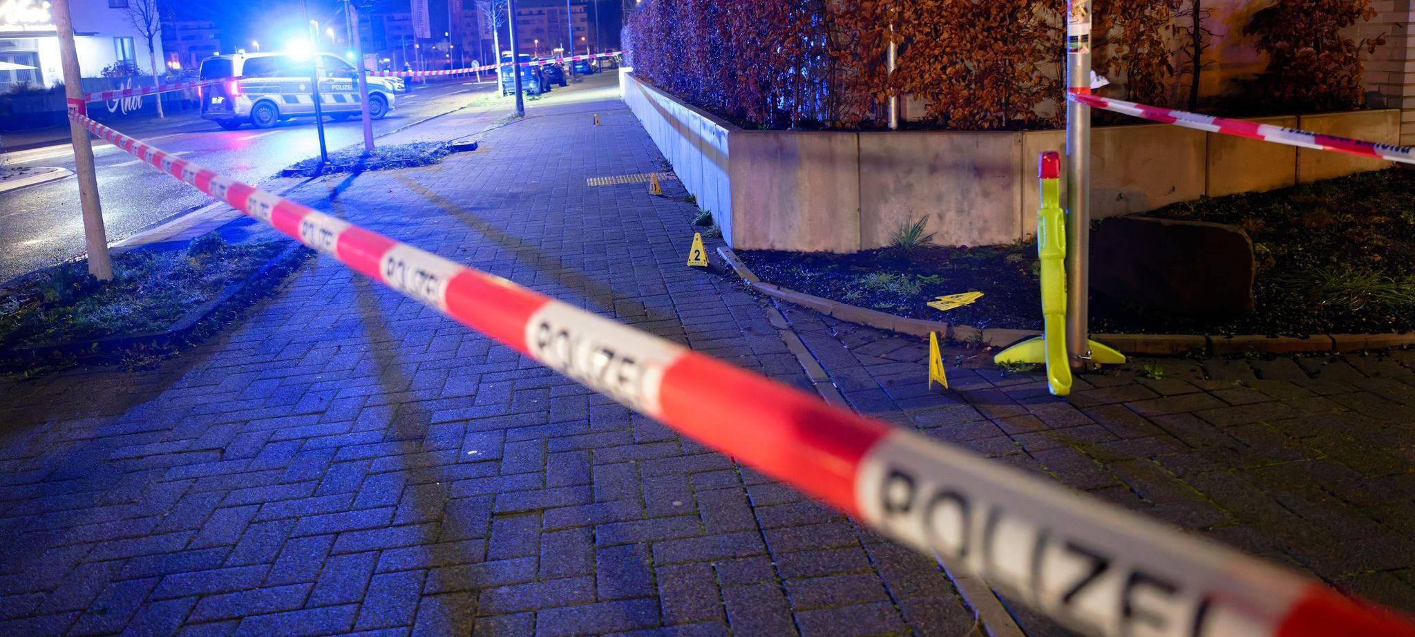 Männer nahe Veranstaltungshalle in Köln angeschossen