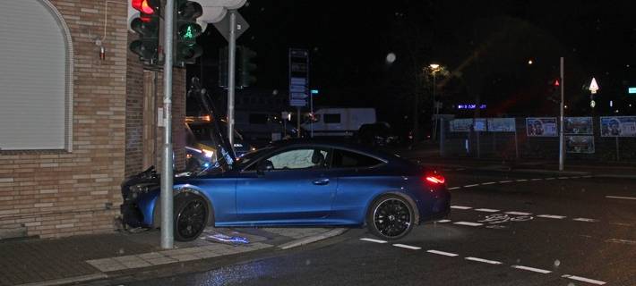 Ein 28-jähriger Autofahrer verursachte am Samstagabend (29.11.2025) einen Verkehrsunfall und prallte gegen eine Hauswand.