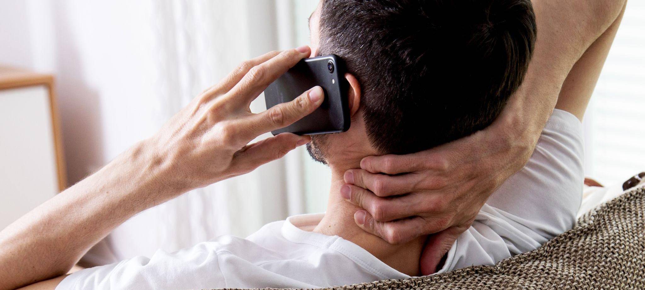 Ein Mann telefoniert