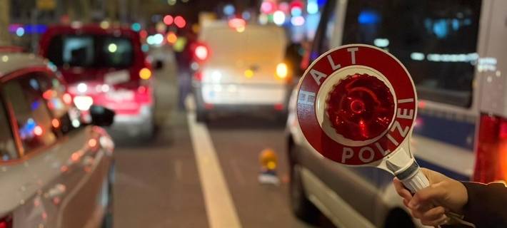 Die Beamten des Schwerpunktdienstes und der Bereitschaftspolizei richteten während des Einsatzes eine Kontrollstelle für den Verkehr am Graf-von-Galen-Ring ein.