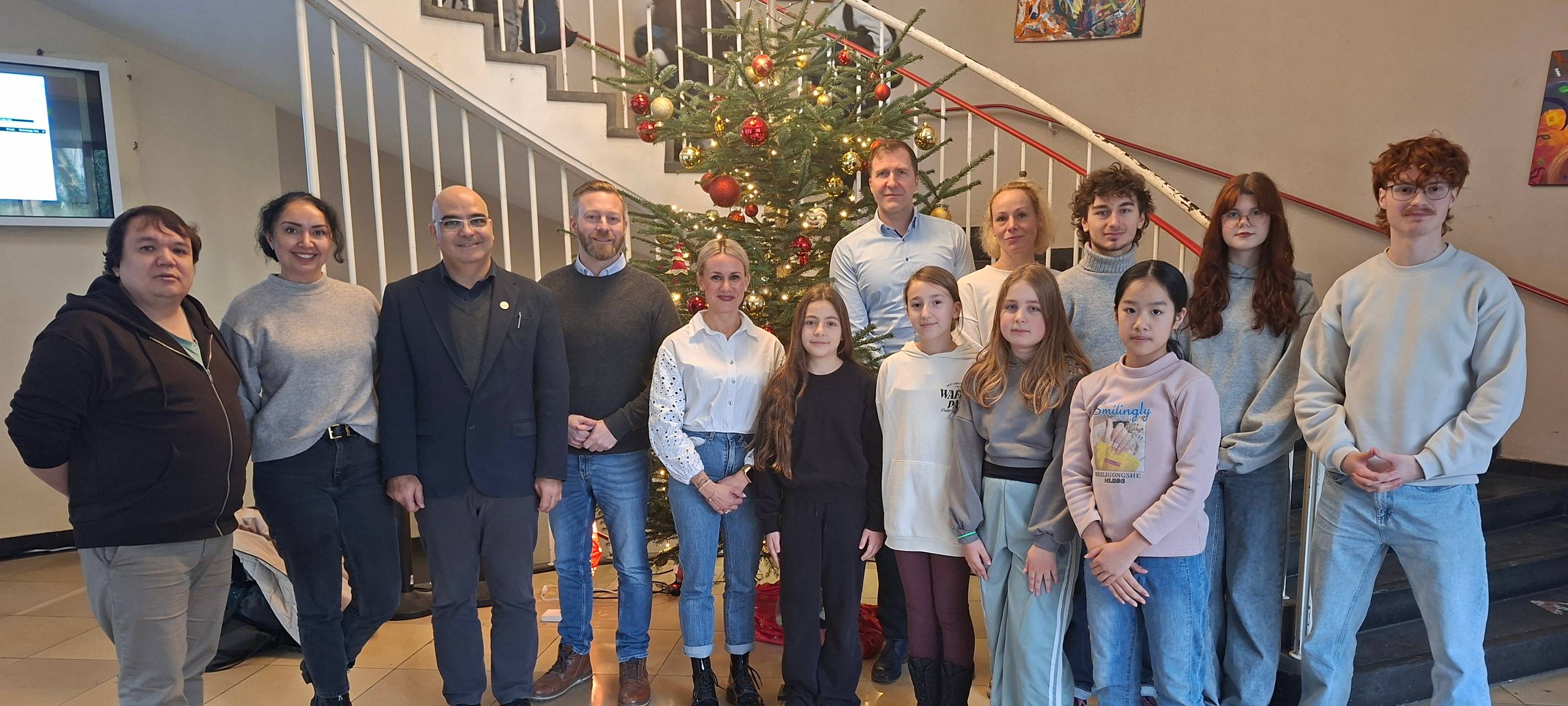 Wunschbaumaktion: Ricarda-Huch-Schule übergibt Geschenke an bedürftige Kinder