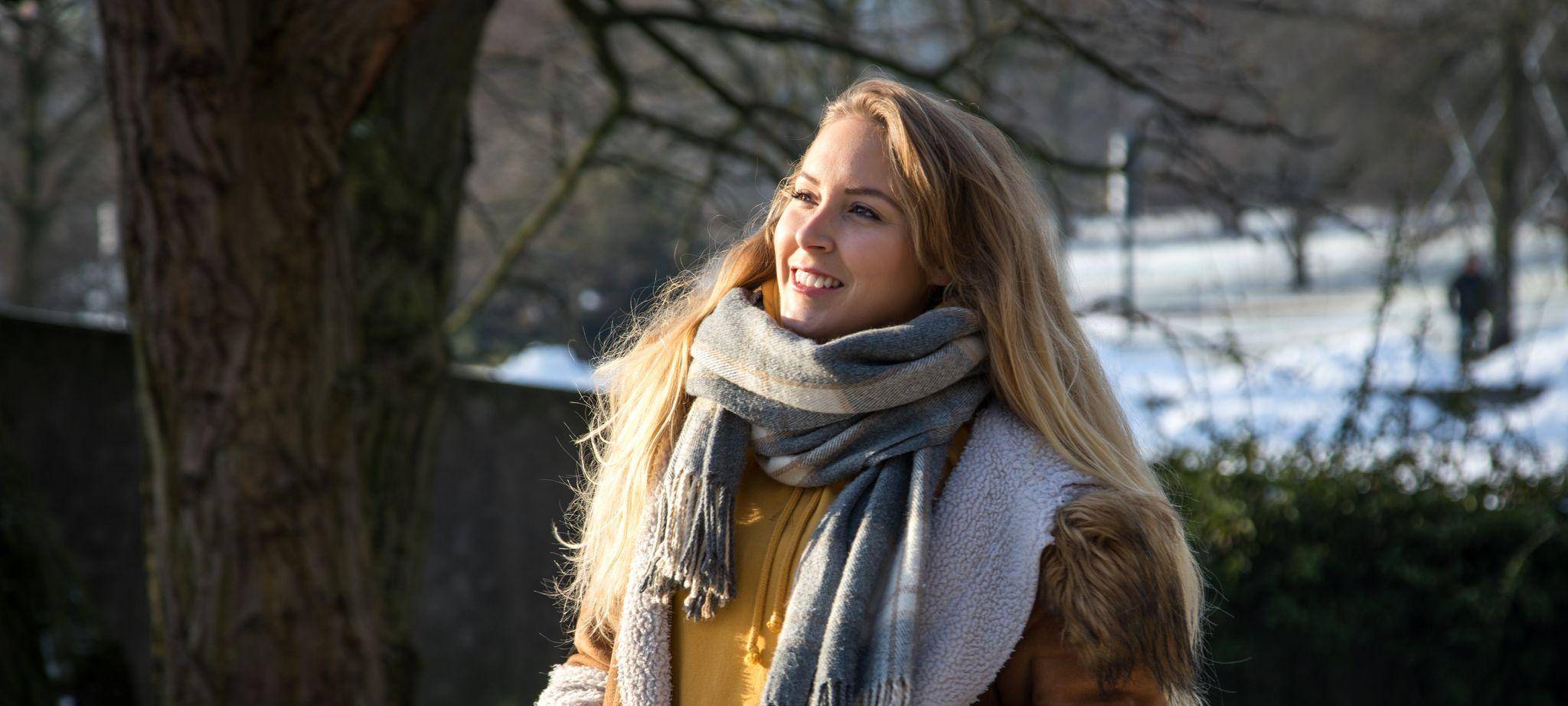 Frau geht im Park spazieren