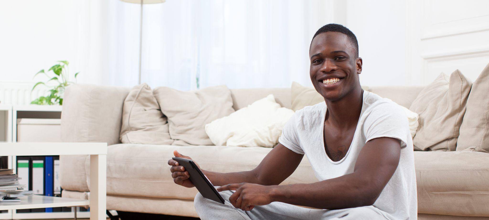 Ein junger Mann macht Fitness zu Hause