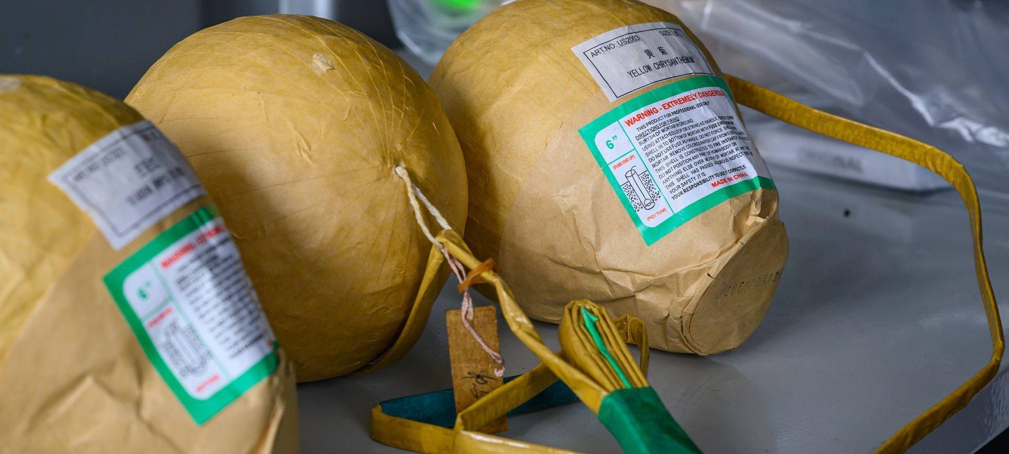 Zoll hat Kugelbomben beschlagnahmt