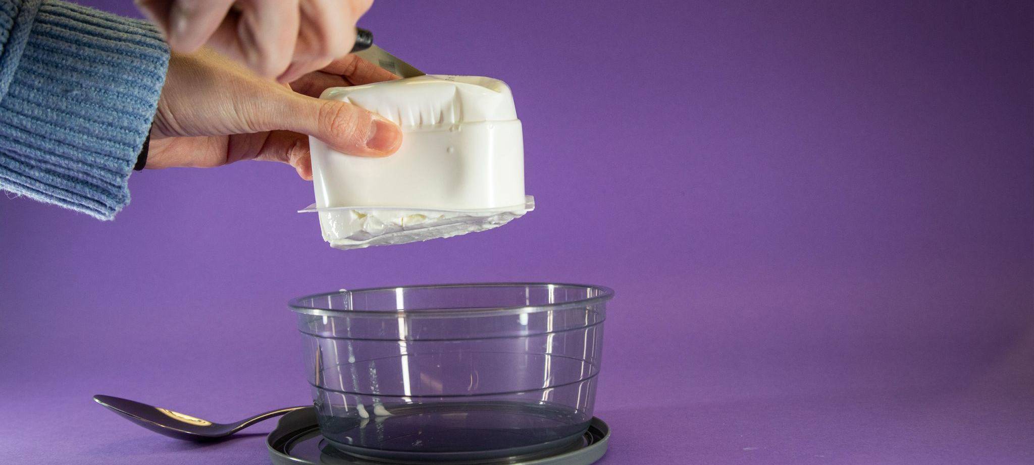 Quark wird aus einer Packung gedrückt