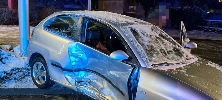 Eine 36-jährige Autofahrerin ignorierte eine durchgezogene Linie und übersah den Gegenverkehr. Ein Ford kollidierte daraufhin mit ihrer Fahrzeugseite.