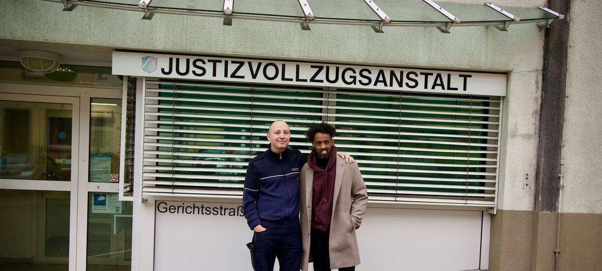 Lachen hinter Gittern