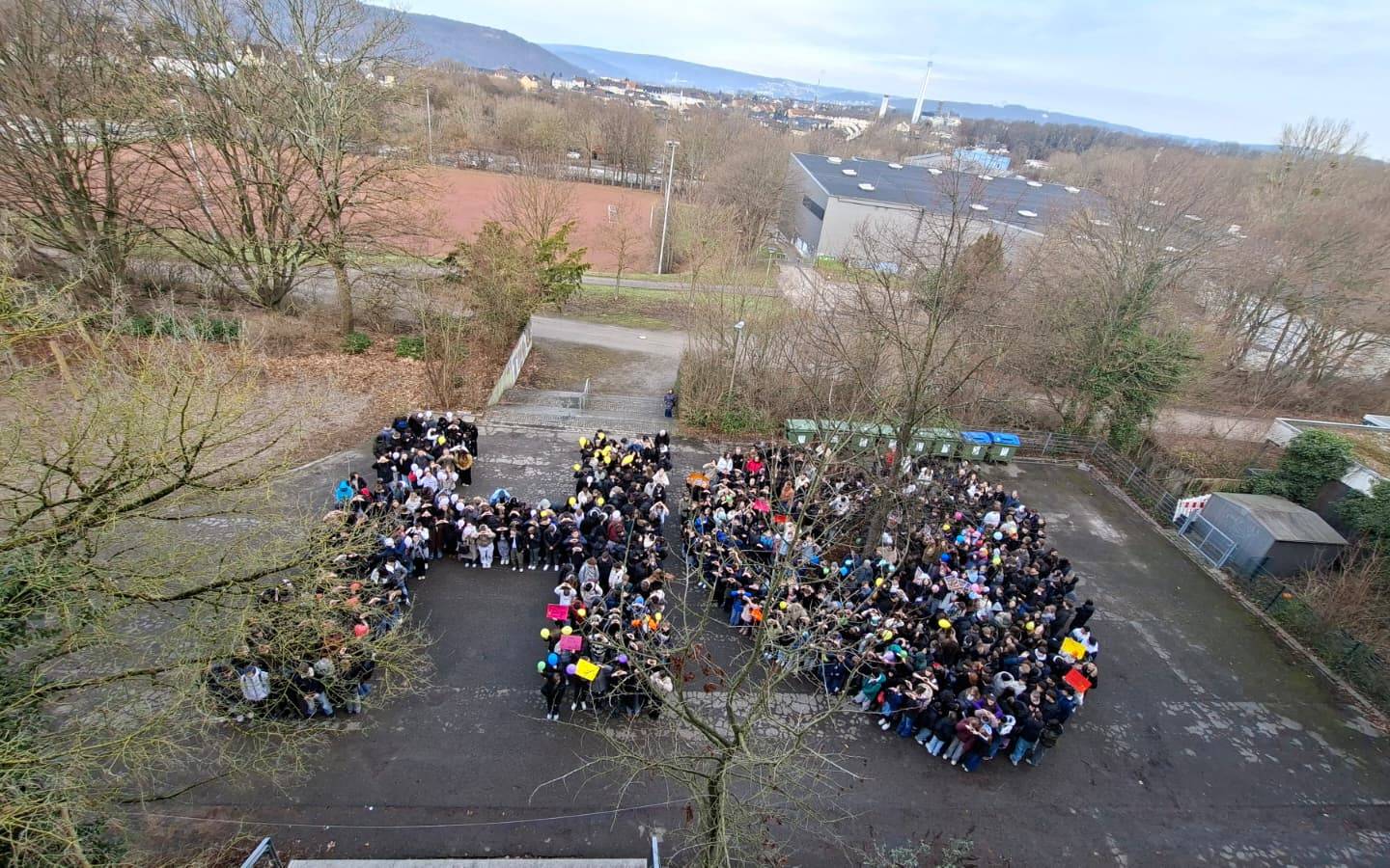 Der ganze Schulhof sagt Tschüss bei Verabschiedung am THG