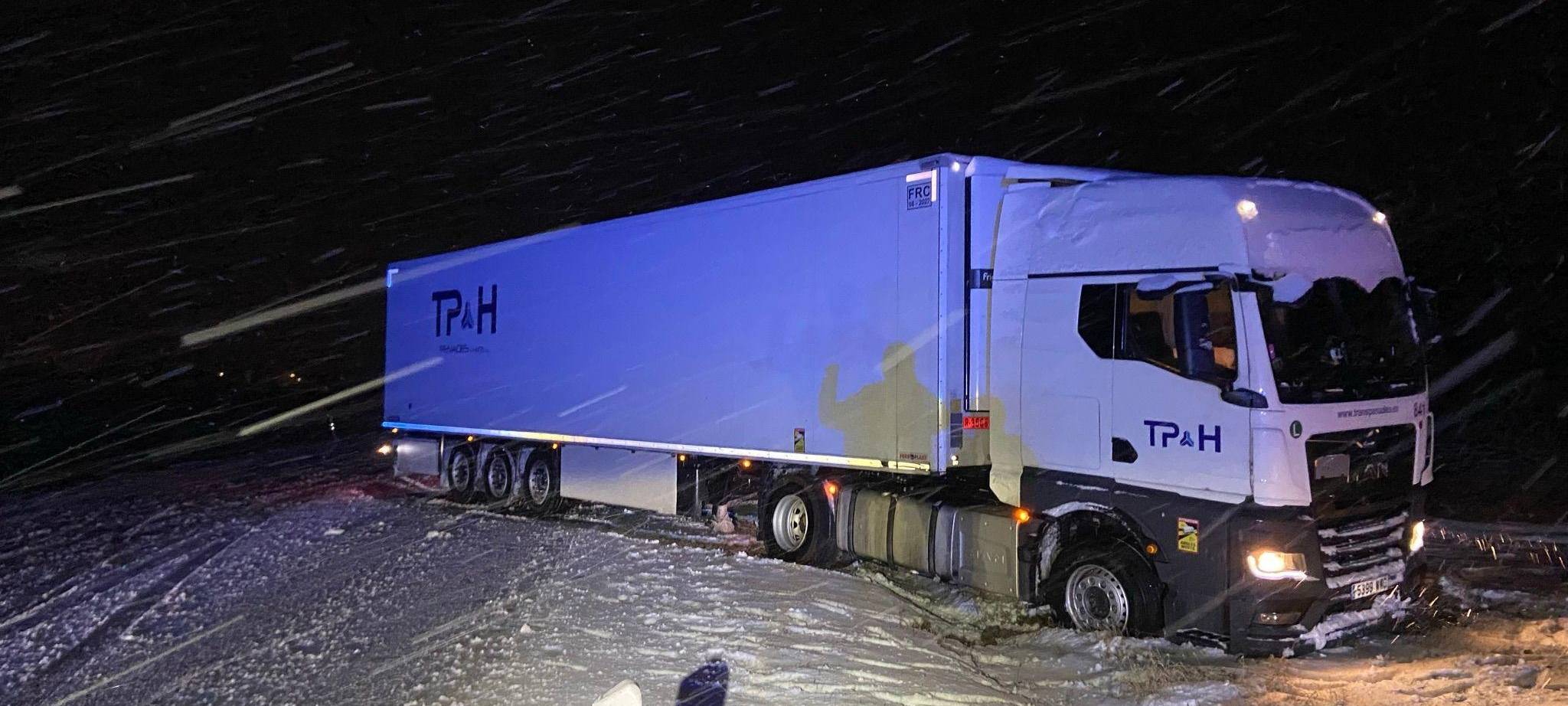 Lastwagen auf Verschneiter Bundesstraße bei Morbach