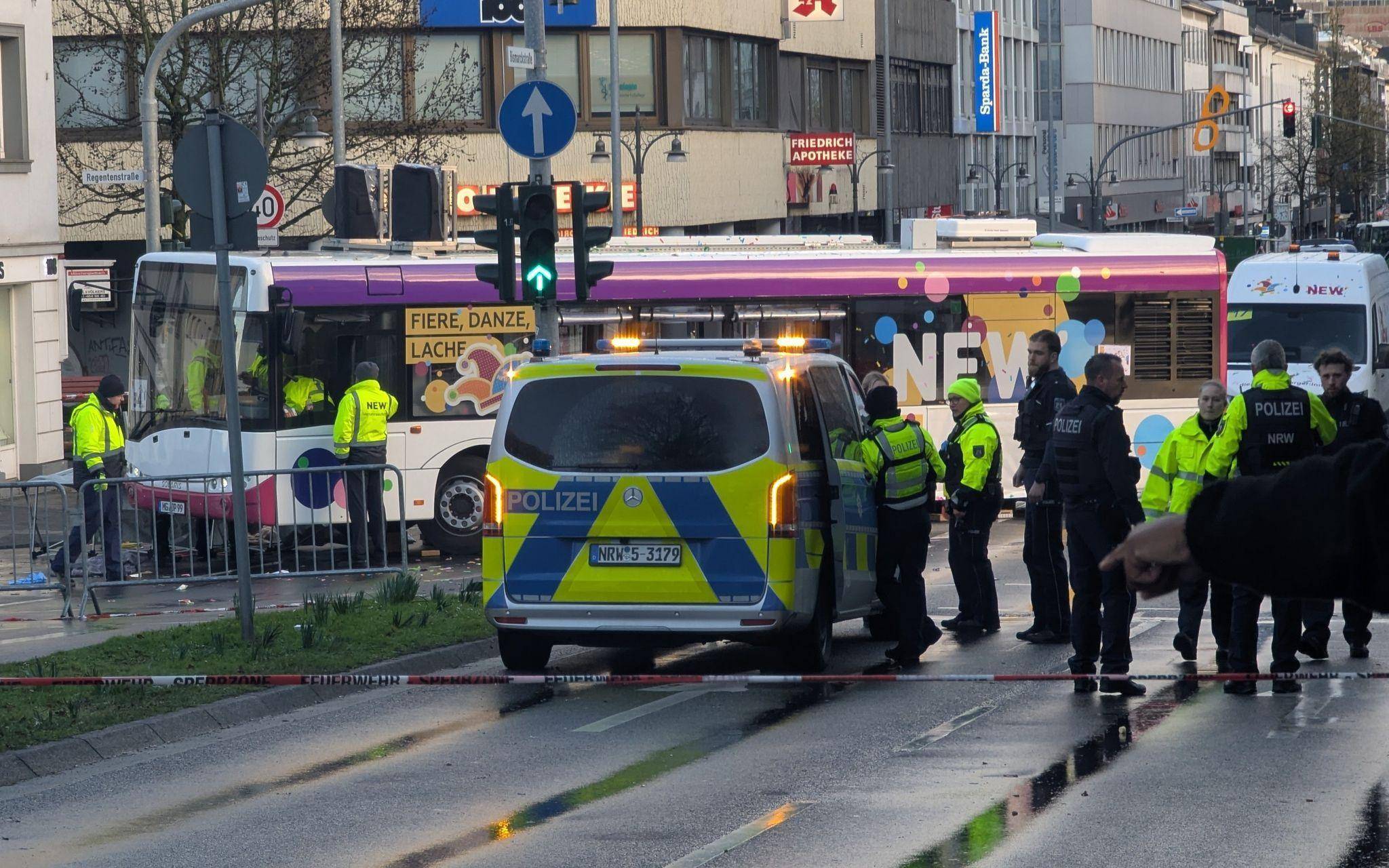 Frau gerät unter Bus bei Karnevalszug
