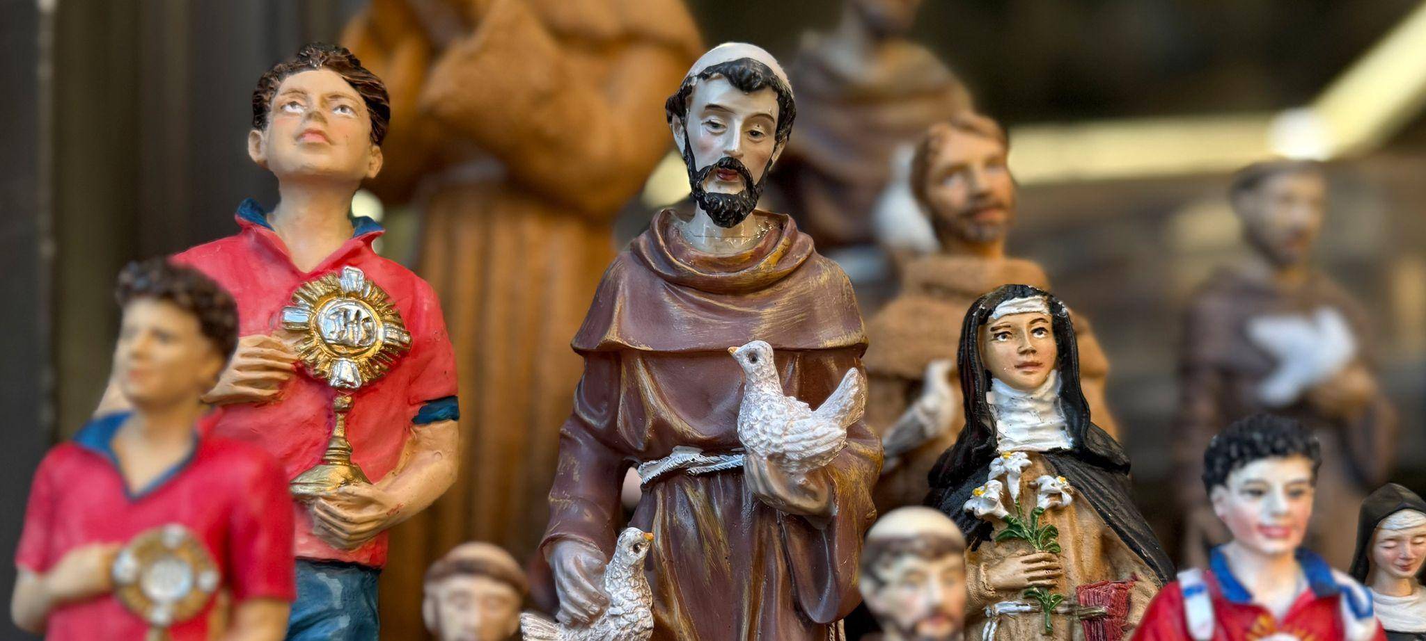 Die Heiligen im Souvenirshop: Carlo Acutis und Franz von Assisi