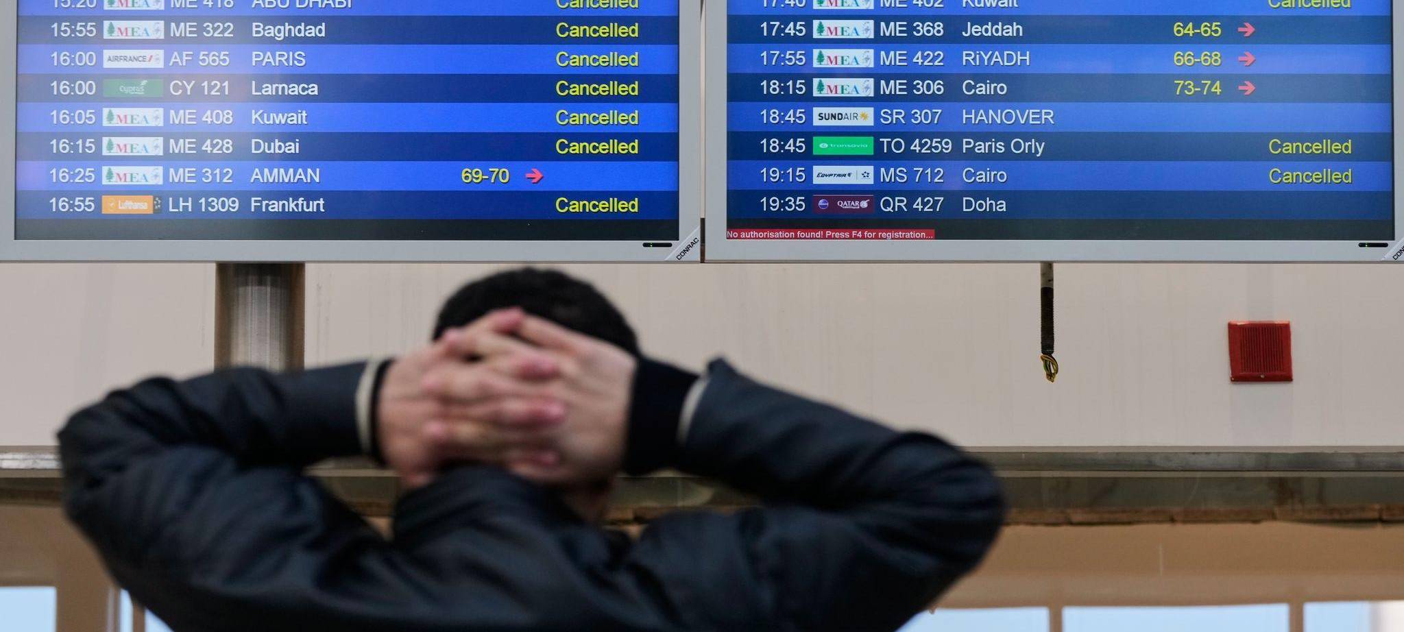 Reisender prüft die Abflugzeiten am Flughafen Beirut Rafik Hariri