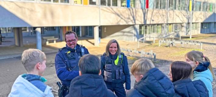 Im Rahmen des Projektes führen die Beamtinnen und Beamten des Bezirksdienstes monatlich sogenannte Schulhofstreifen durch.