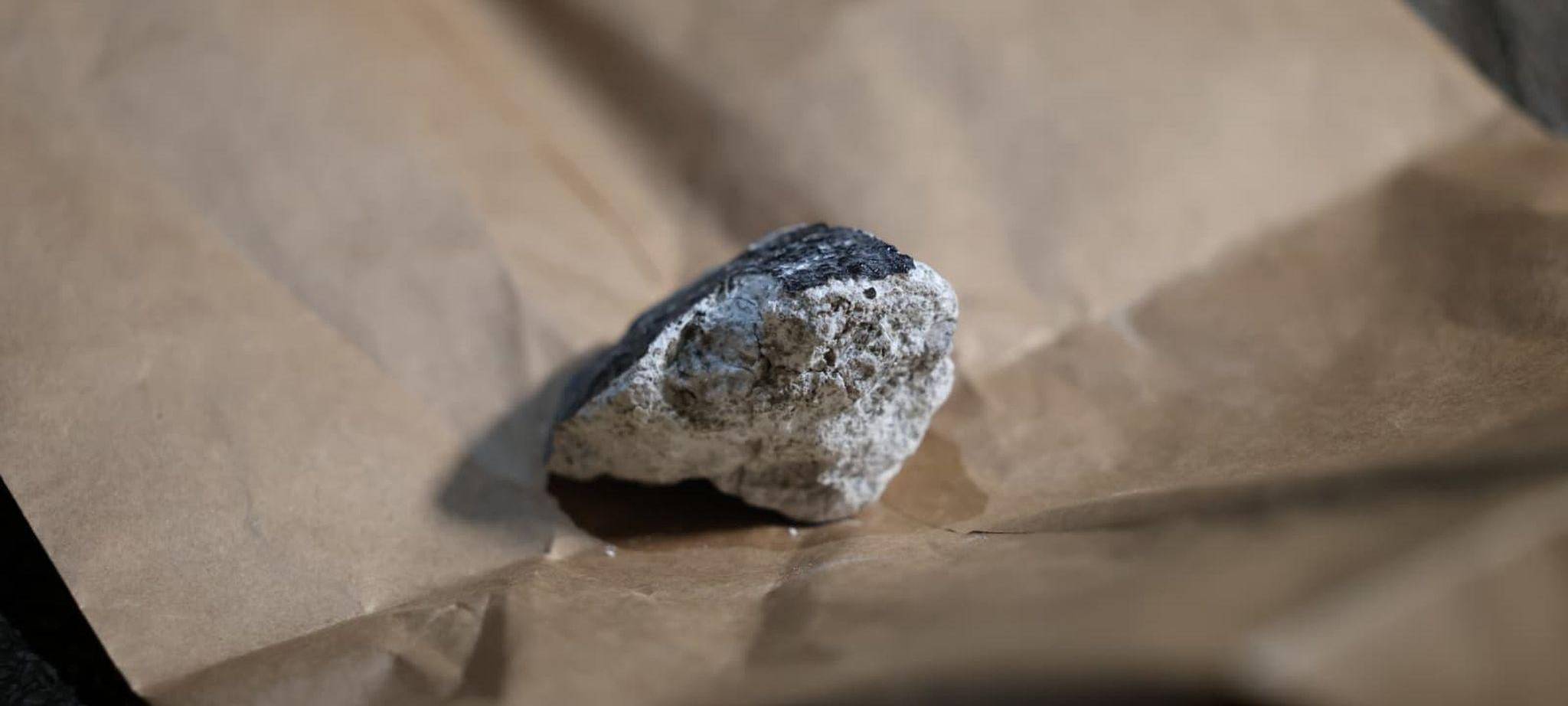 Teile eines Meteorit liegen in Koblenz auf einer Papiertüte