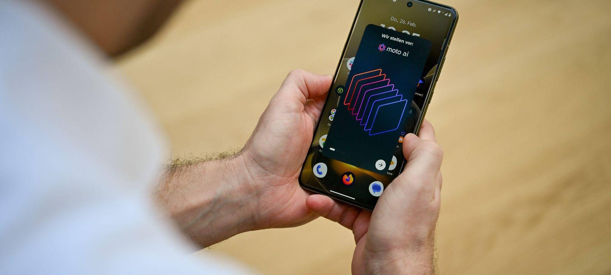 Ein Mann hält das Motorola Signature in den Händen