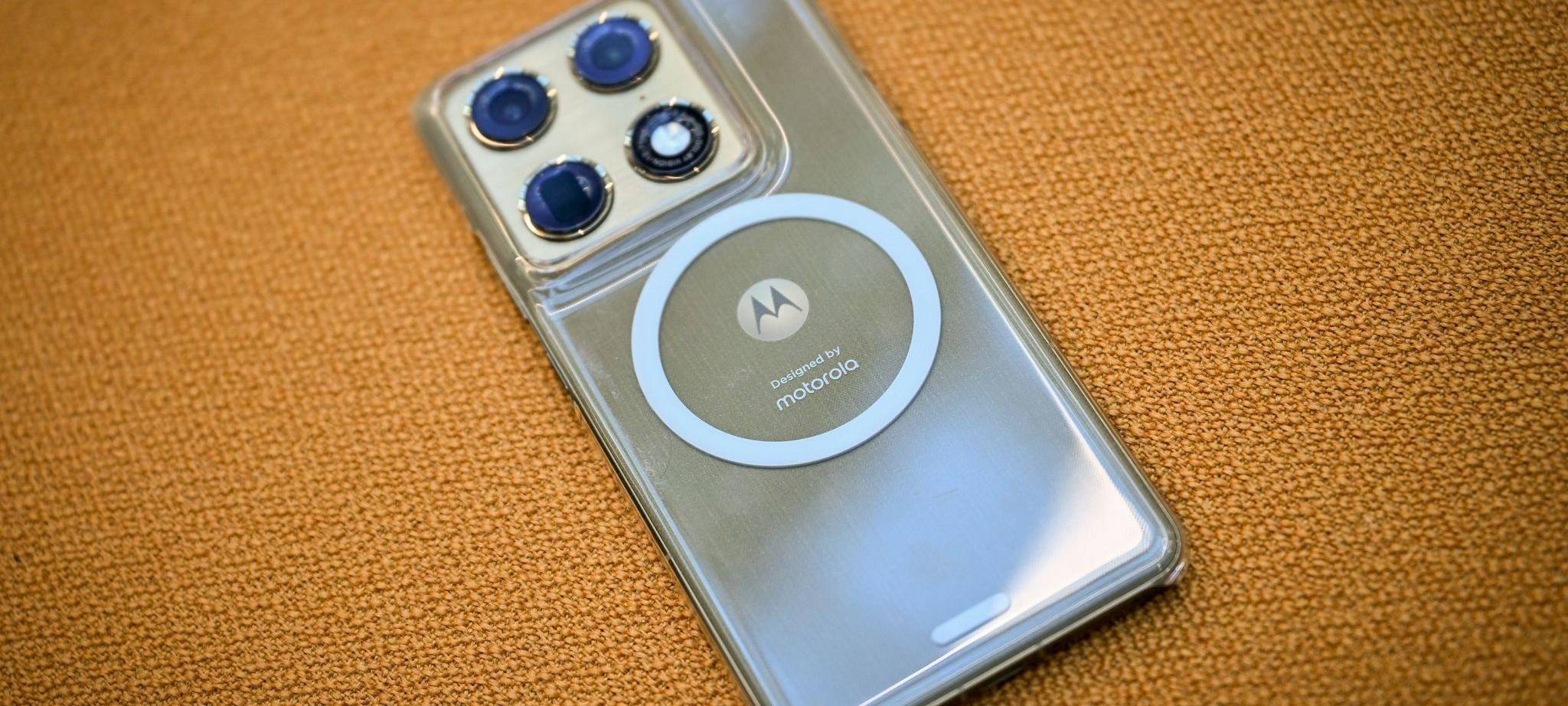 Das Motorola Signature liegt auf einem Sofa