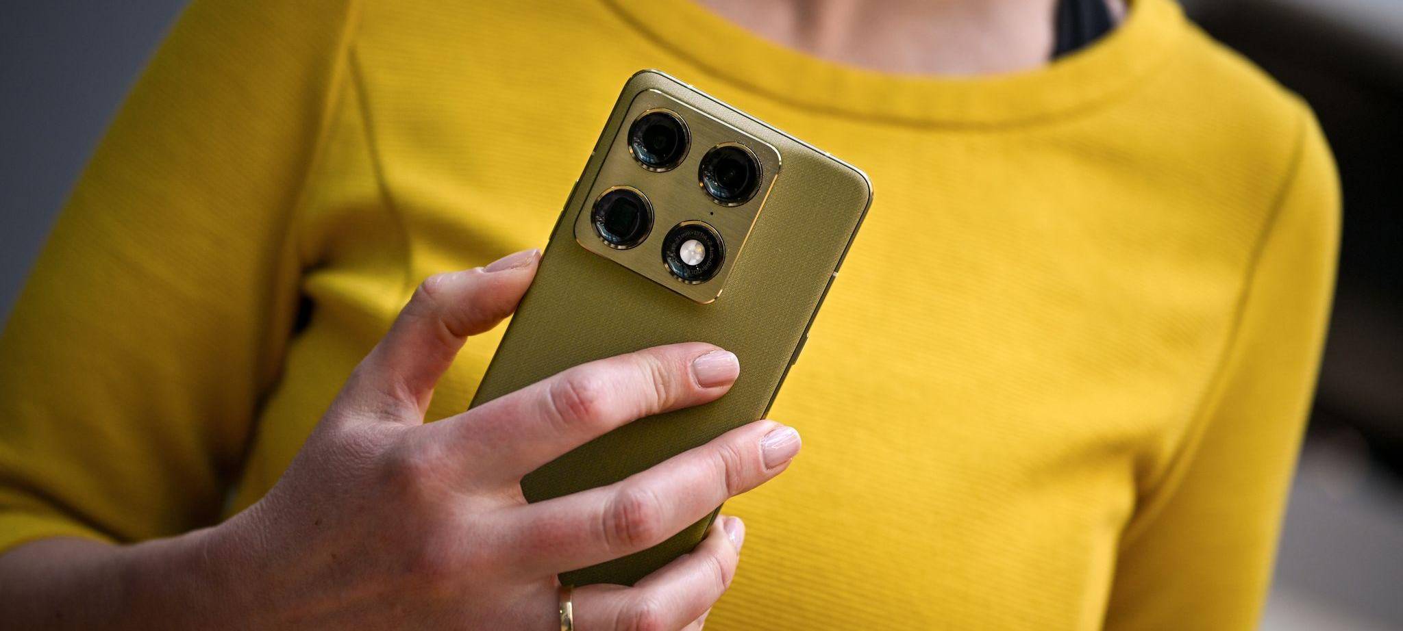 Eine Frau hält das Motorola Signature in der Hand